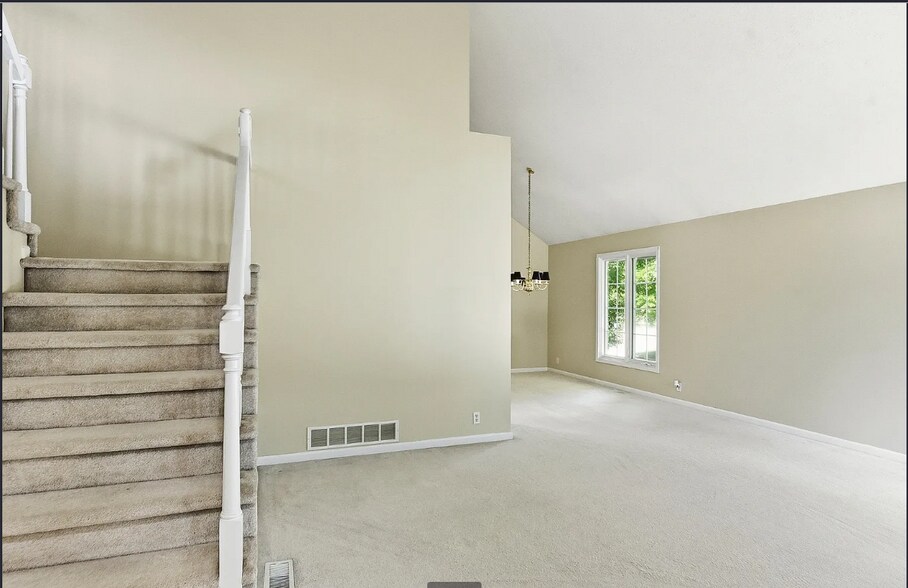 Building Photo - 18602 Leavenworth St