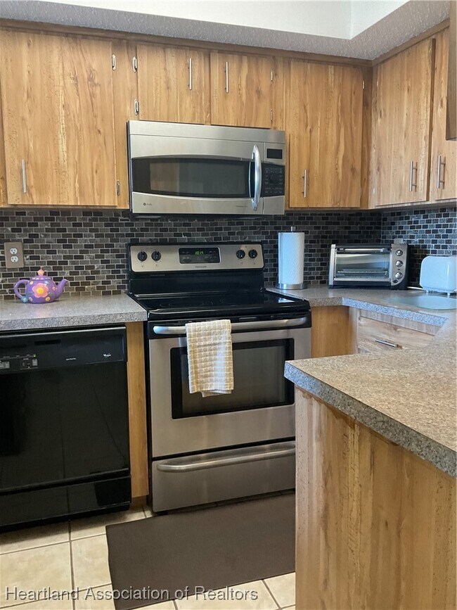 Building Photo - 3641 Edgewater Dr