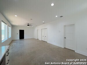 Building Photo - 2615 S Flores St