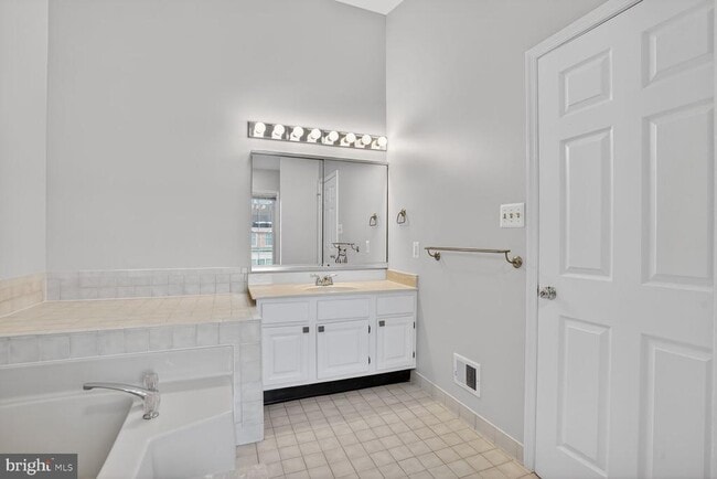 Building Photo - 8408 Millwood Dr