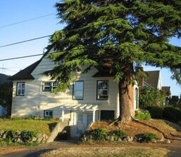 Building Photo - 2 Bedroom Duplex Apartment near Green Lake!