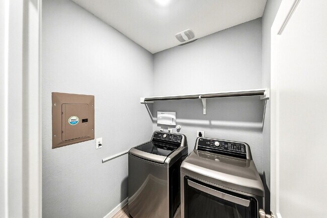 Building Photo - NO CARPET! Up to 1 Month Free Rent with 18-24 Month Lease! No Security Deposit Programs Available.