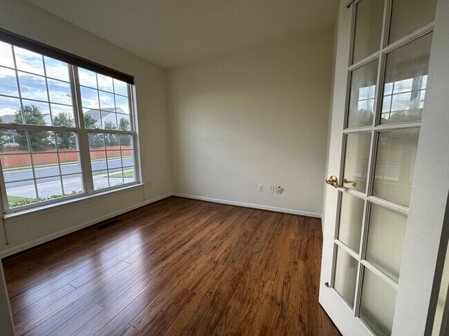 Building Photo - 105 Fredericksburg Dr