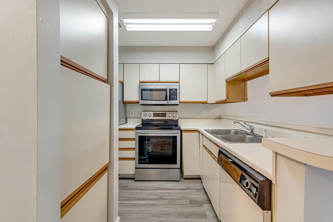 Building Photo - 208 Southlake Ct