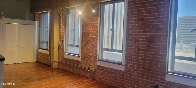 Building Photo - 114 W Adams St
