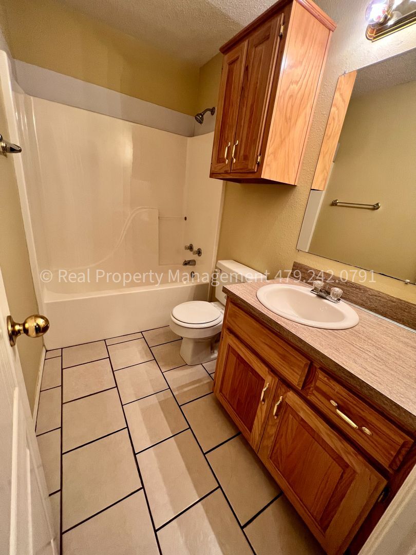 Building Photo - 207 H St