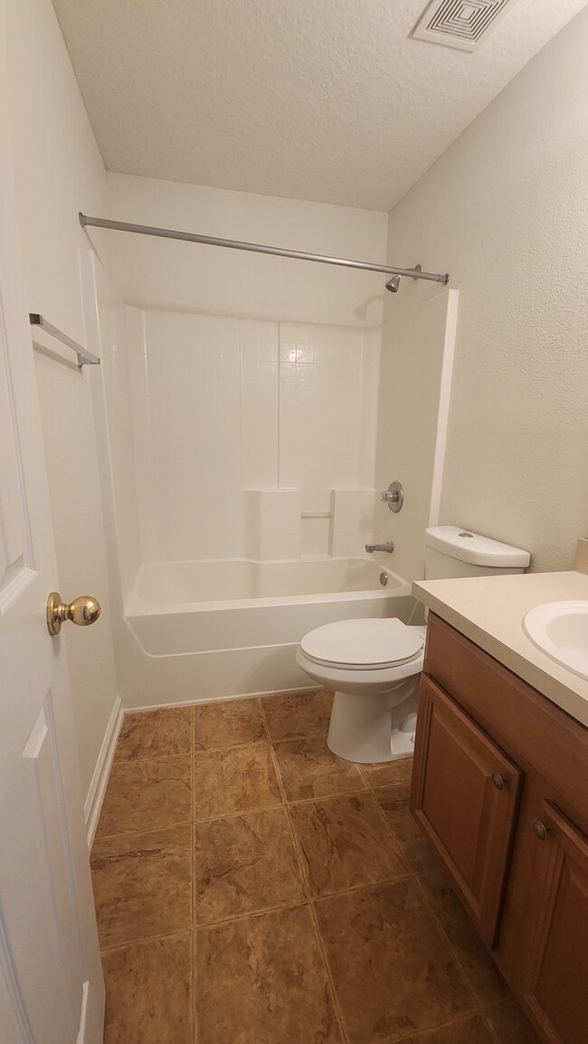 Building Photo - Lovely 2 bedroom move-in ready condo located in The Gables community!