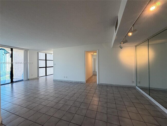 Building Photo - 18181 NE 31st Ct