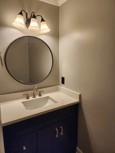 Half bath off kitchen - 6967 Staghorn Ln
