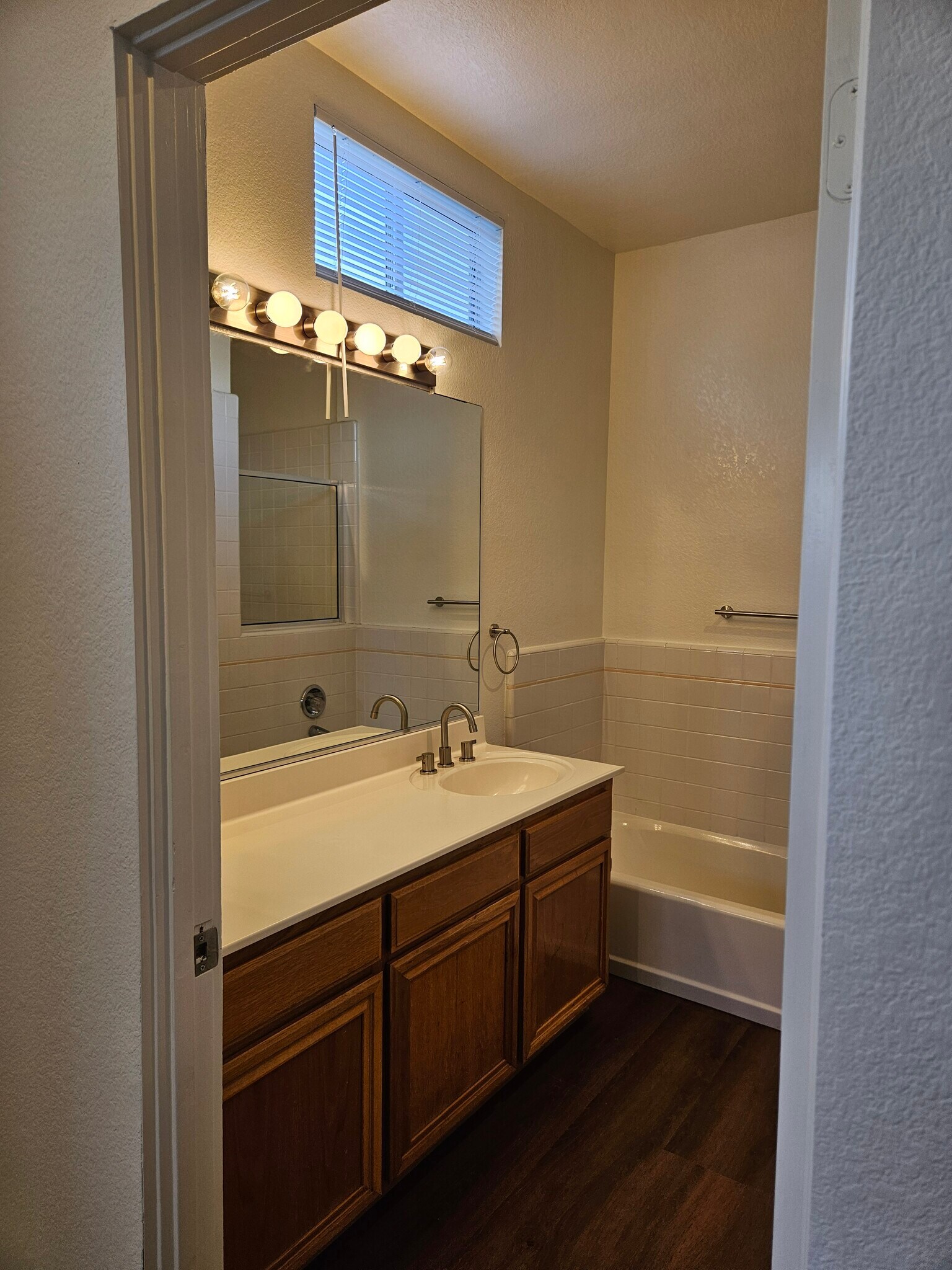 Main Full Bathroom - 11829 Gateway Blvd