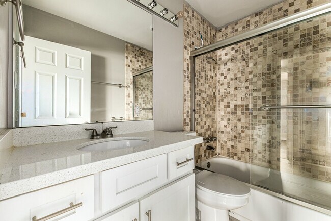 Building Photo - 1310 W Romo Jones St