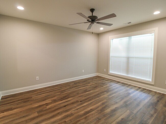 Building Photo - Nice Townhome in Athens City! $250 Amenity...
