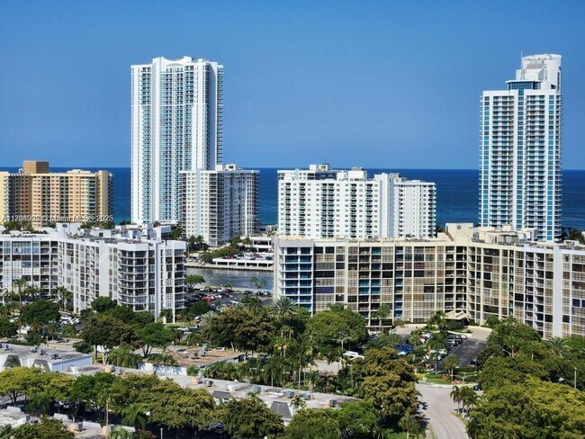 Building Photo - 2500 Parkview Dr