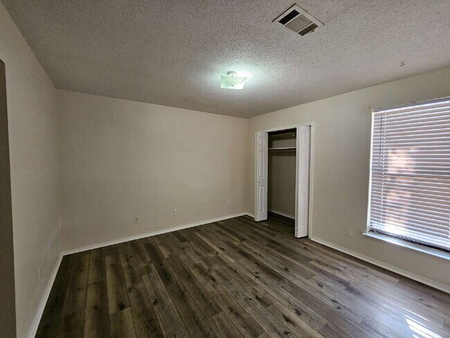 Building Photo - Spacious 3 Bedroom, 2 Bath Duplex in Northeast Pensacola