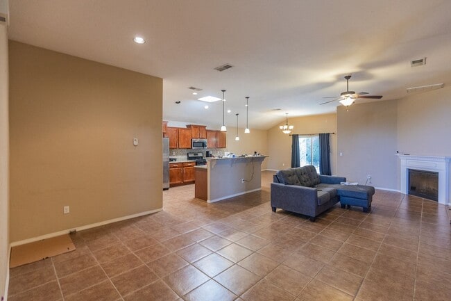 Building Photo - Spacious 4 Bedroom Home