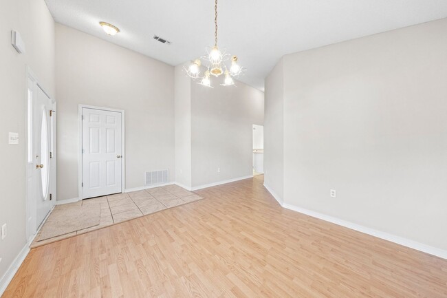 Building Photo - Charming home in IDEAL location!!!