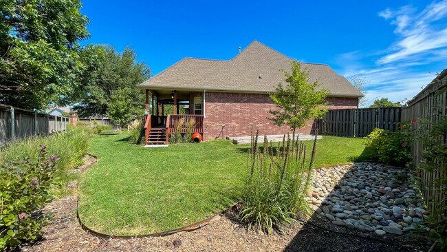 Building Photo - 1501 NE Greenbrier Ct