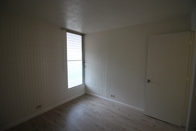 Building Photo - 2 bed, 1 bath, 1 parking Unit available in...
