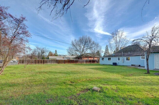 Building Photo - 830 W 12th St