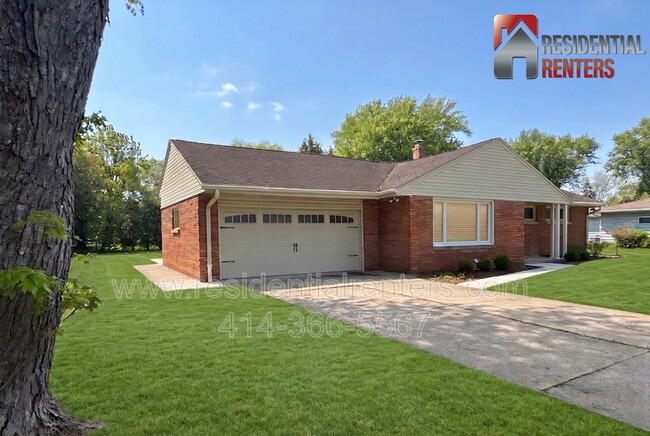 Building Photo - 205 N 165th St