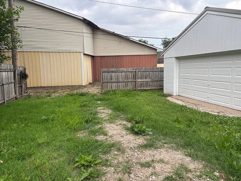 Building Photo - 1109 St Helena Ave