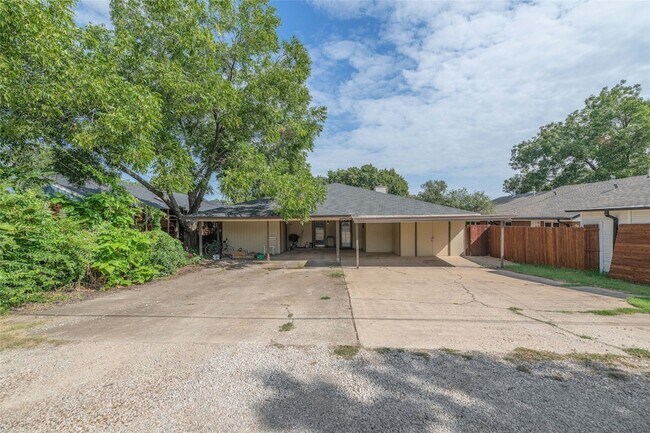 Building Photo - 2123 Mistletoe Ave