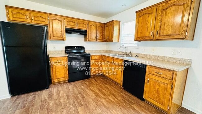 Building Photo - 3 bedroom Duplex with unique floor plan in...