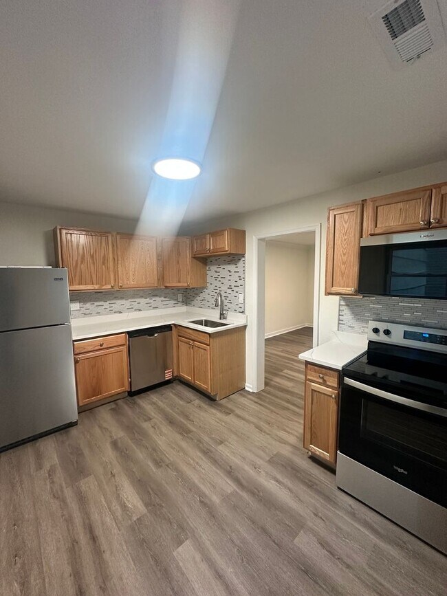 Building Photo - Newly renovated house for lease!