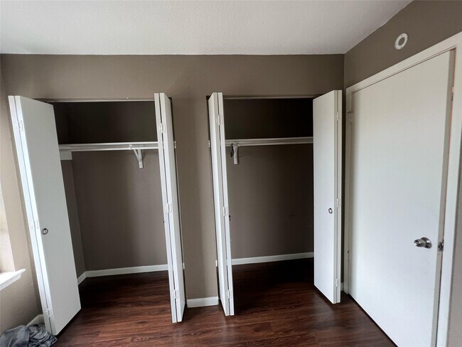 Building Photo - 84 W Park West Dr