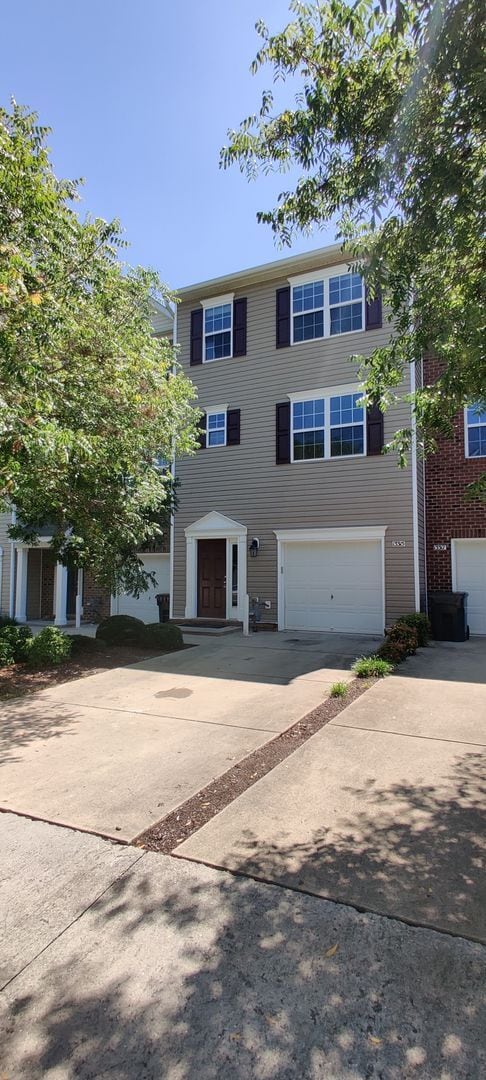 Building Photo - 4 bedroom townhome with garage