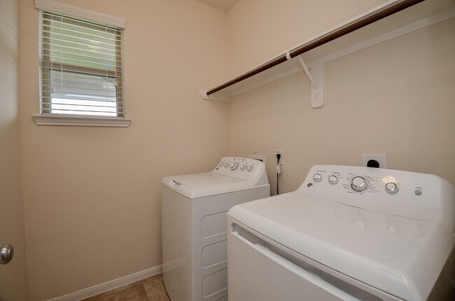 Building Photo - 2227 Leonetti Ln