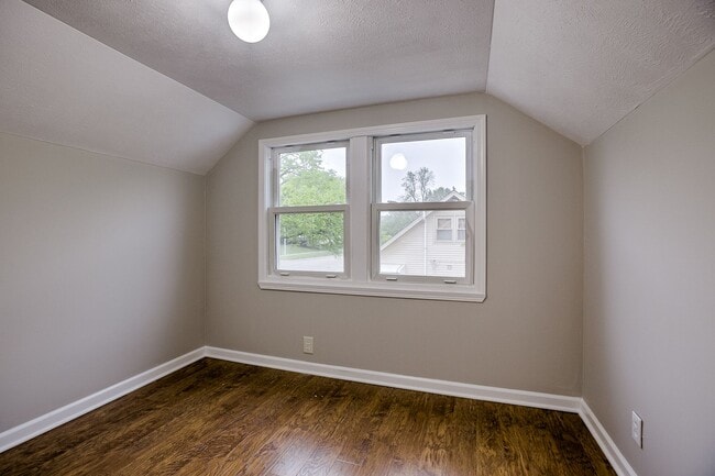 Building Photo - 4 Bedroom Home-Move In Special