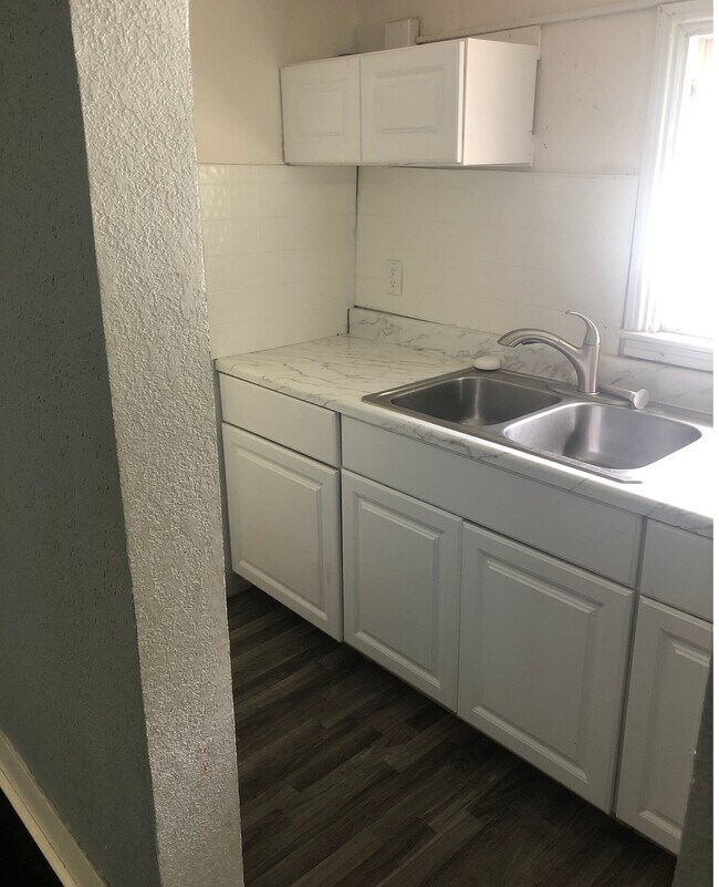 Building Photo - 811 N Pine St