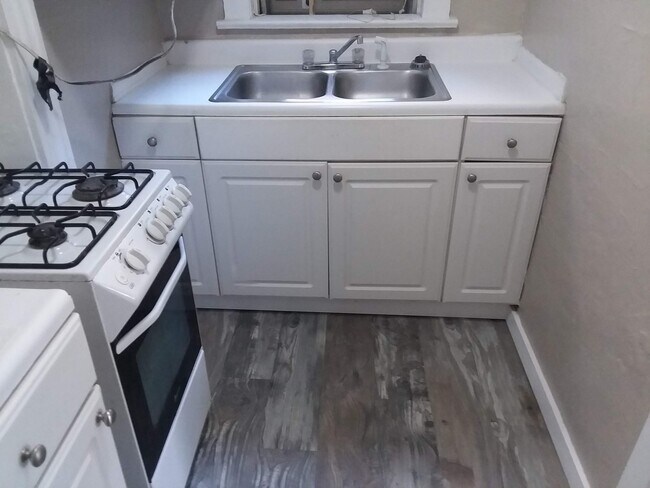 Building Photo - Cap Hil Adorable 1 Bedroom Available Now!