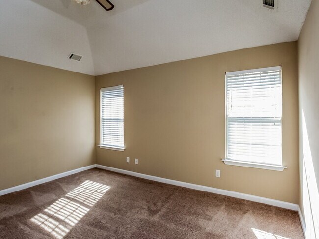 Building Photo - 150 Oakridge Dr