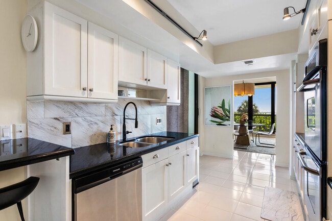 Building Photo - 4050 N Ocean Dr