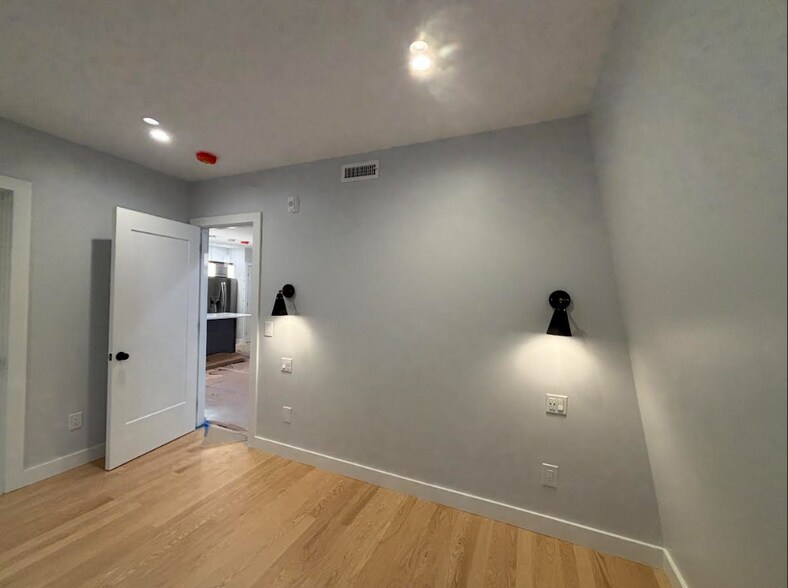 Building Photo - 12 Aldersey St