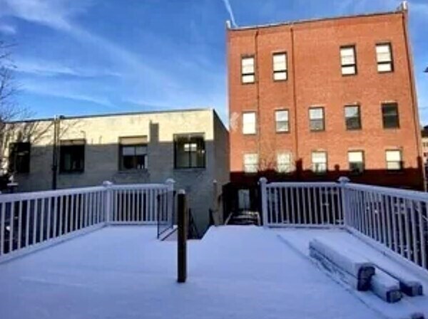 Building Photo - 207 Green St