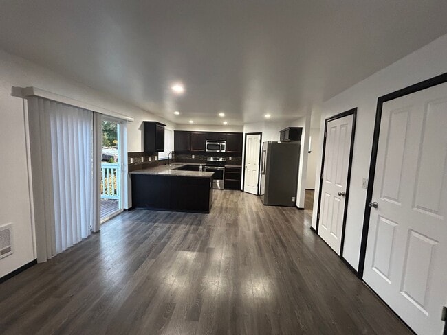 Building Photo - Large 4 bedroom 2.5 bath