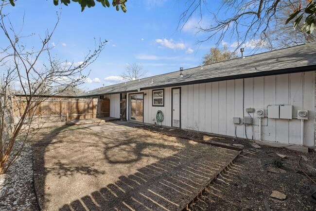 Building Photo - 3201 Mossrock Dr