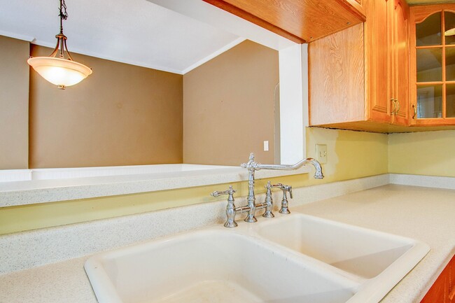 Building Photo - Charming 4BD Victorian near Downtown Color...