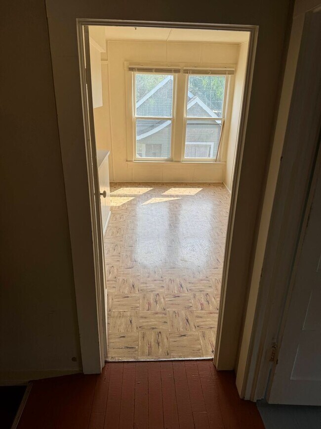 Building Photo - 2 Bedroom in Triplex Near Downtown and Campus