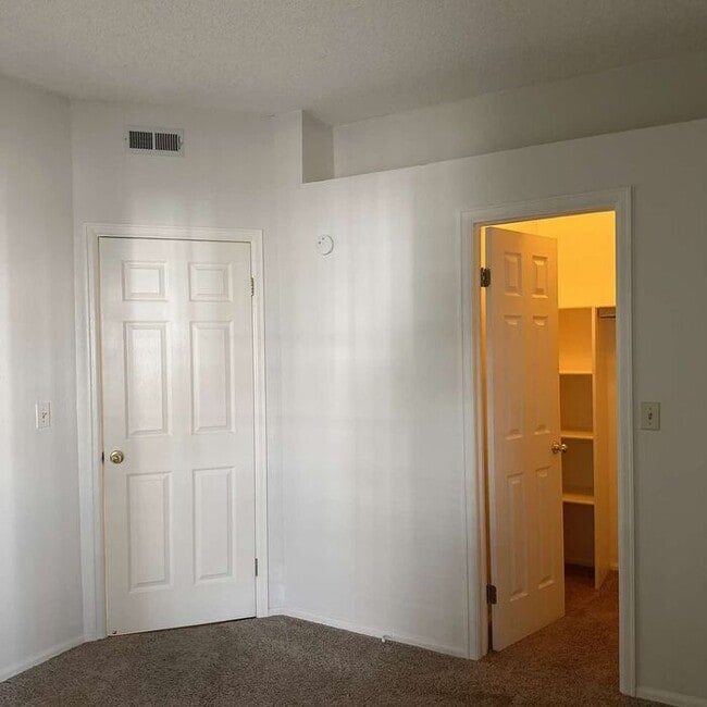 Building Photo - Lovely 2-Bedroom Condo with Modern Comfort...