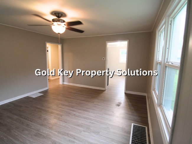 Building Photo - Updated 2 BR 1 BA House with Central Air and Garage (SECTION 8 APPROVED)