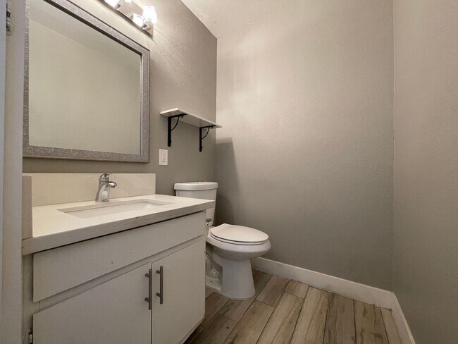 Building Photo - 2 BED 2 BATH TOWNHOUSE NEAR LAKE MEAD AND ...