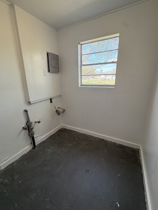 Building Photo - 730 W 8th St