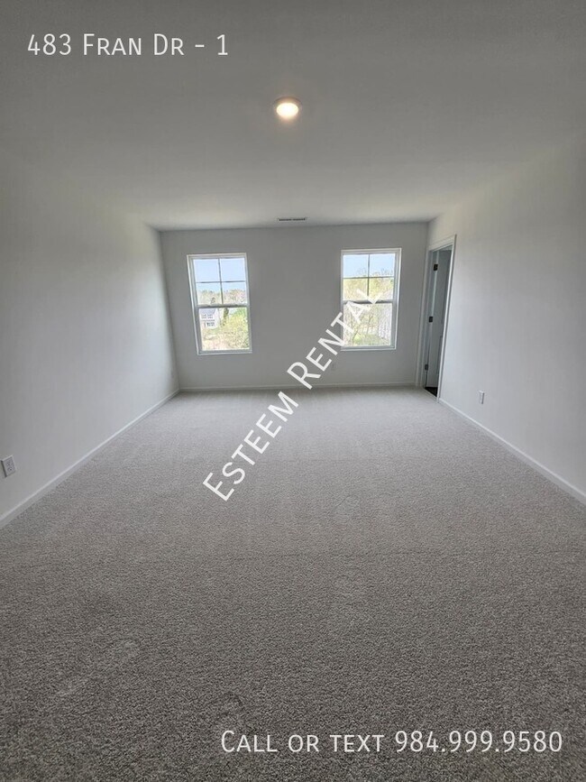 Building Photo - 483 Fran Dr