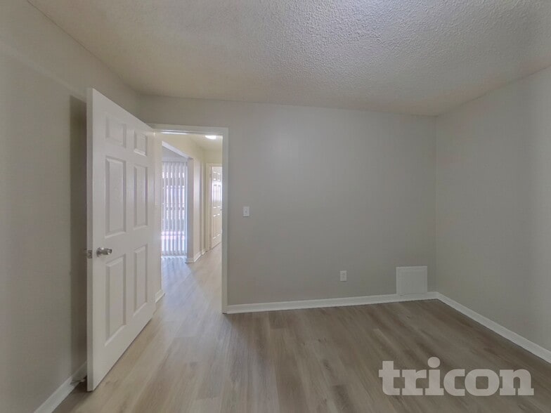 Building Photo - 4930 44th Ave N