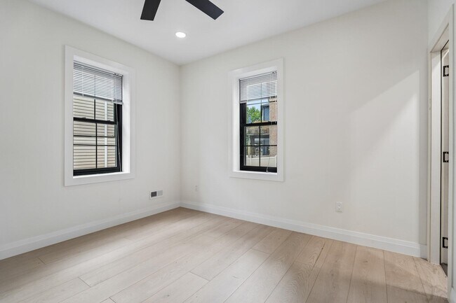 Building Photo - 423 Aurora Ave