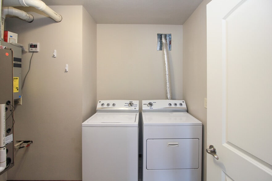 Building Photo - 320 Vernon Dr